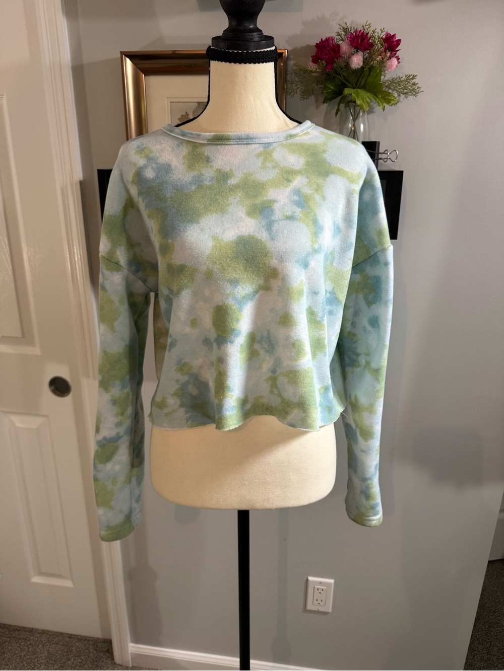 Series 8 Fitness Tie-Dye Cropped Crewneck Sweatshirt in Blue & Green